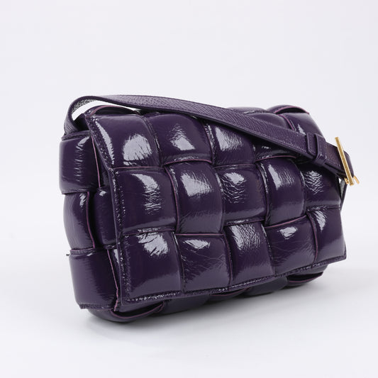 Bottega Veneta gepolsterte Kassetten-Maxi-Schultertasche aus Intrecciato-Leder in Lila