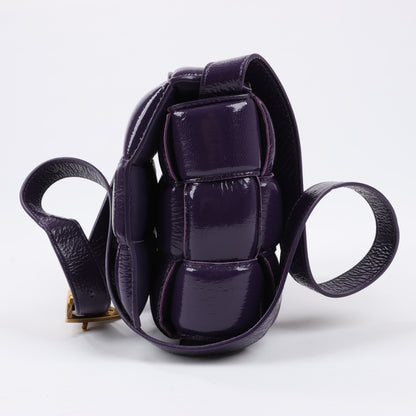 Bottega Veneta gepolsterte Kassetten-Maxi-Schultertasche aus Intrecciato-Leder in Lila