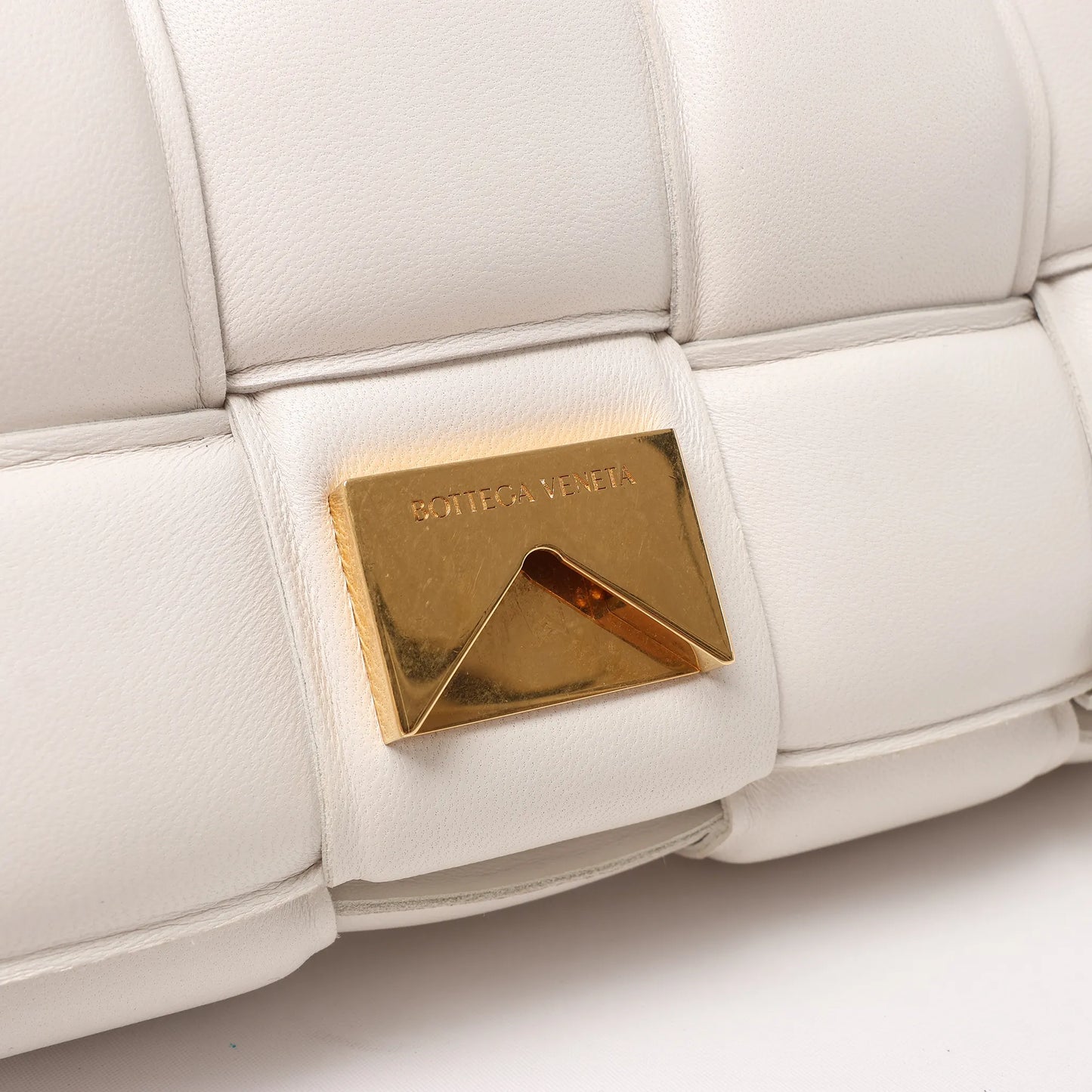 Bottega Veneta gepolsterte Kassetten-Maxi-Schultertasche aus Intrecciato-Leder in Ecru