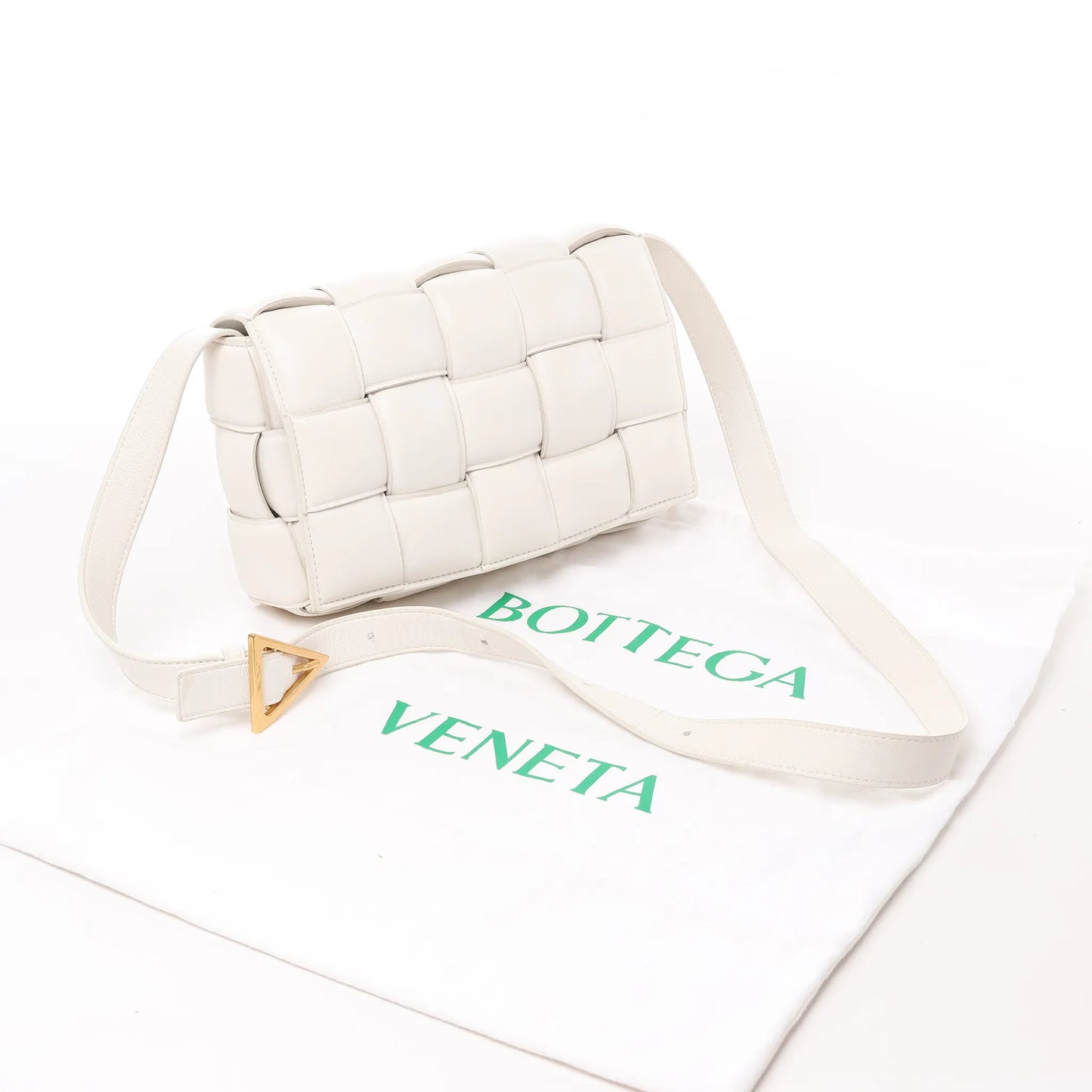 Bottega Veneta gepolsterte Kassetten-Maxi-Schultertasche aus Intrecciato-Leder in Ecru
