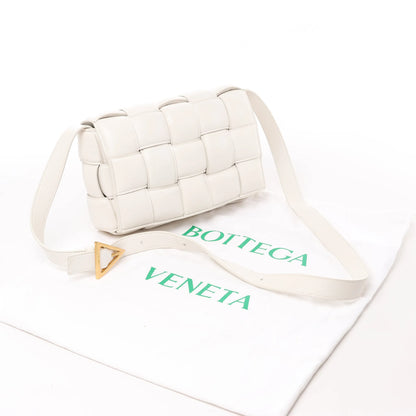 Bottega Veneta gepolsterte Kassetten-Maxi-Schultertasche aus Intrecciato-Leder in Ecru