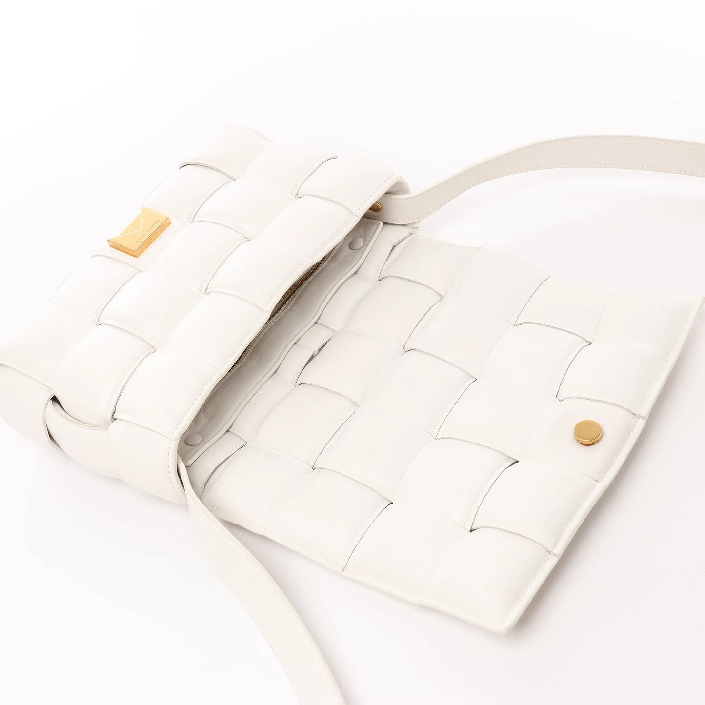 Bottega Veneta gepolsterte Kassetten-Maxi-Schultertasche aus Intrecciato-Leder in Ecru