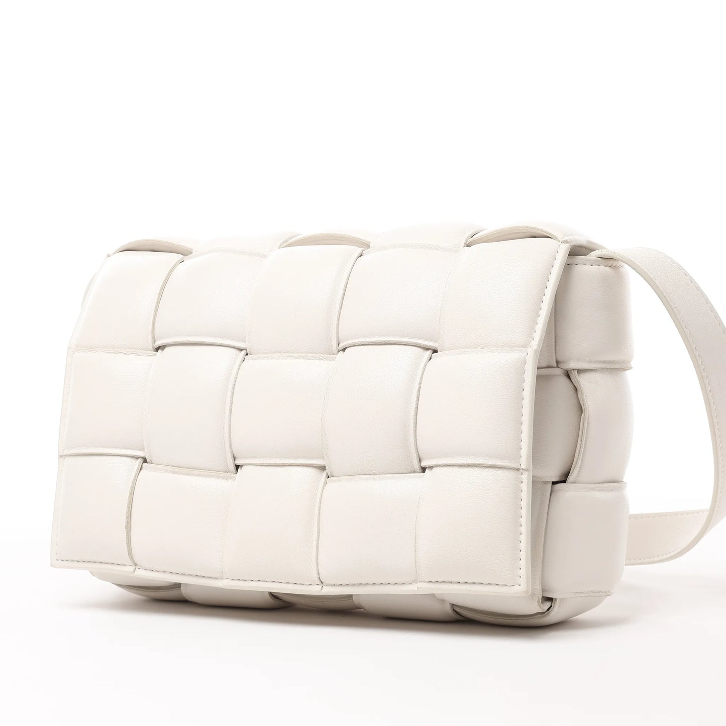 Bottega Veneta gepolsterte Kassetten-Maxi-Schultertasche aus Intrecciato-Leder in Ecru