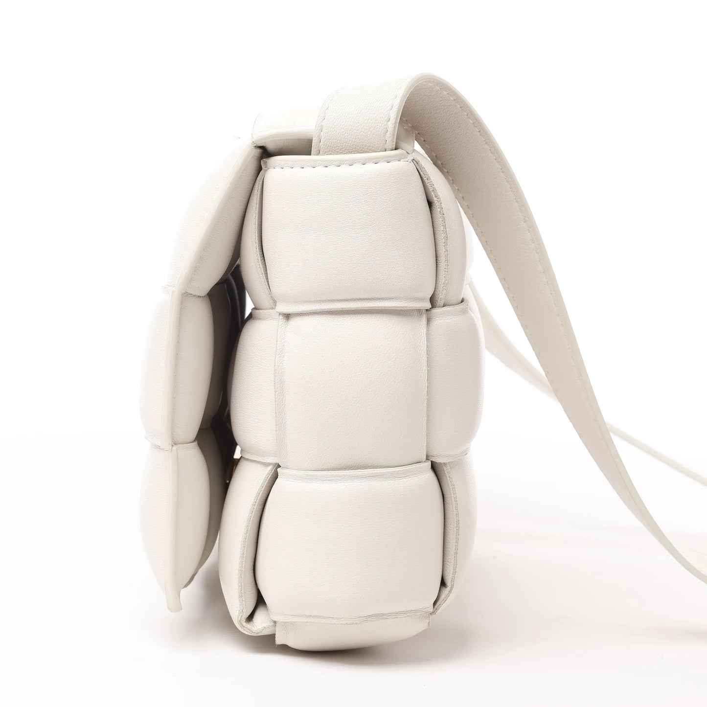 Bottega Veneta gepolsterte Kassetten-Maxi-Schultertasche aus Intrecciato-Leder in Ecru