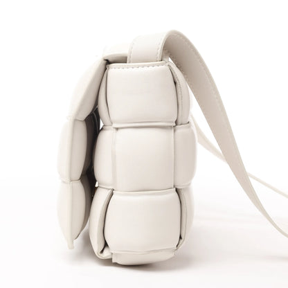 Bottega Veneta gepolsterte Kassetten-Maxi-Schultertasche aus Intrecciato-Leder in Ecru