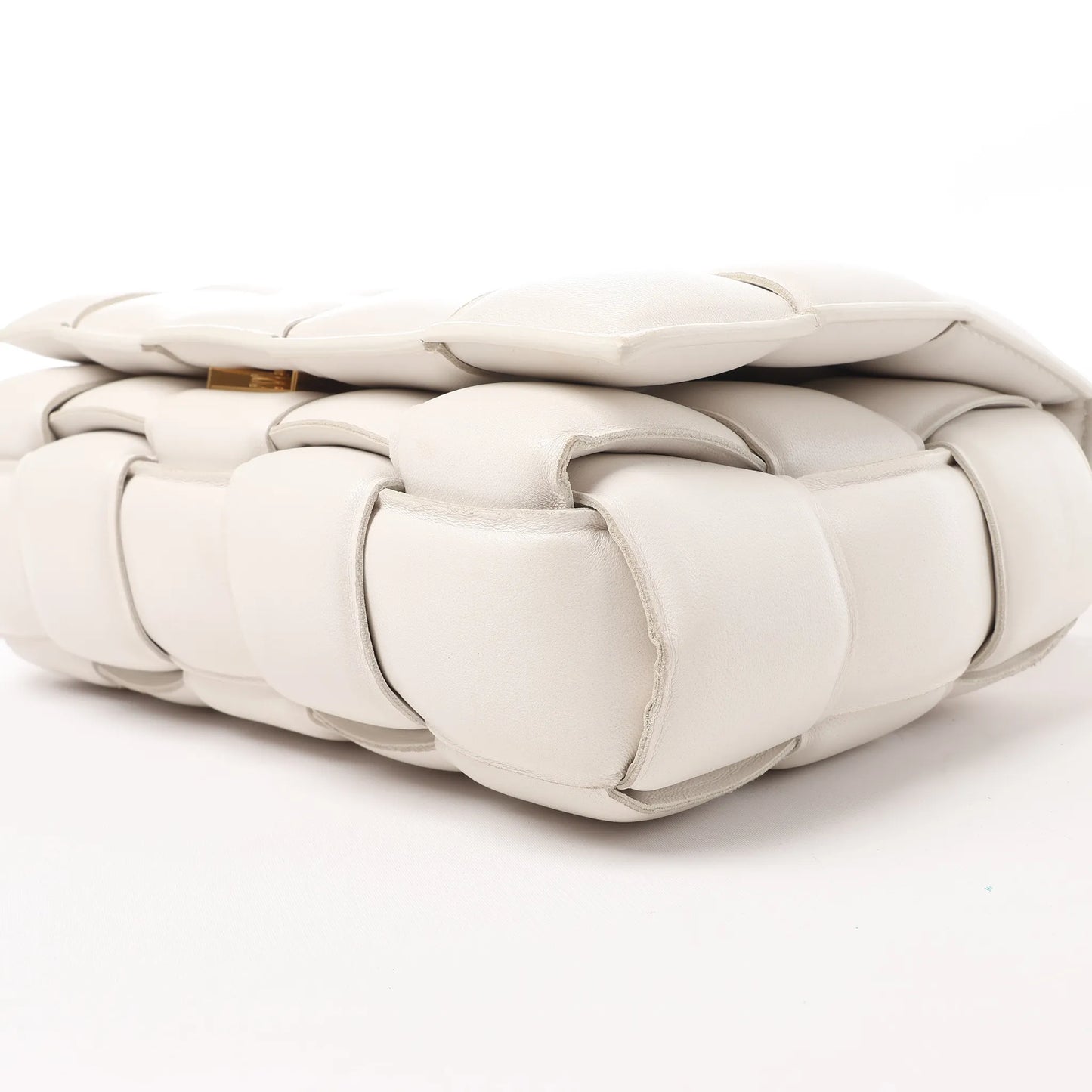 Bottega Veneta gepolsterte Kassetten-Maxi-Schultertasche aus Intrecciato-Leder in Ecru