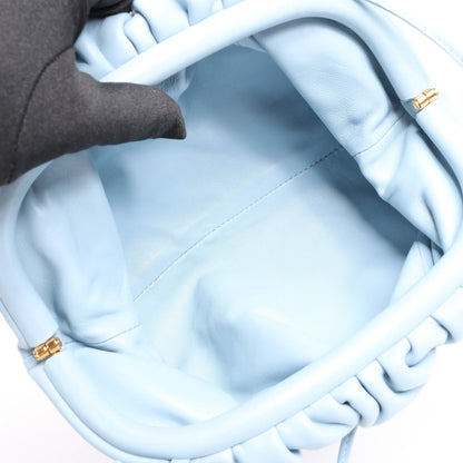 Bottega Veneta Mini The Pouch Umhängetasche aus Leder in Hellblau