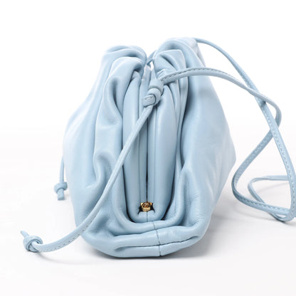 Bottega Veneta Mini The Pouch Umhängetasche aus Leder in Hellblau