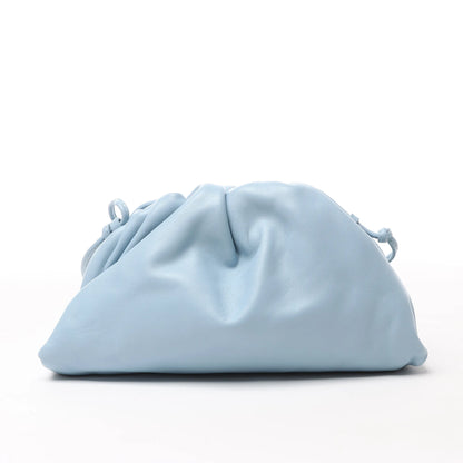 Bottega Veneta Mini The Pouch Umhängetasche aus Leder in Hellblau