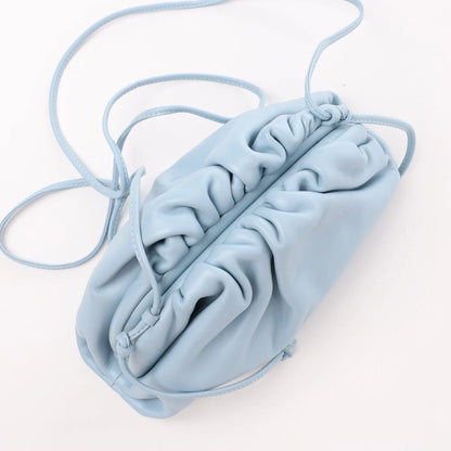 Bottega Veneta Mini The Pouch Umhängetasche aus Leder in Hellblau