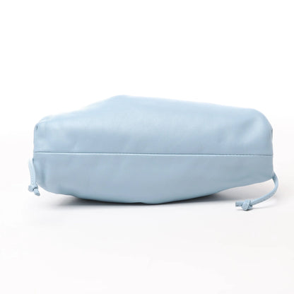 Bottega Veneta Mini The Pouch Umhängetasche aus Leder in Hellblau