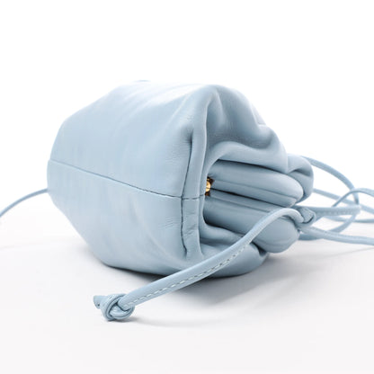 Bottega Veneta Mini The Pouch Umhängetasche aus Leder in Hellblau