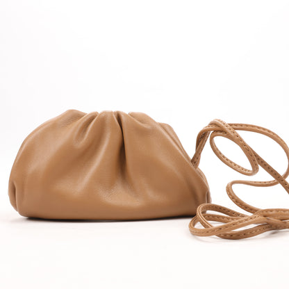 Bottega Veneta – Micro The Pouch – Umhängetasche aus Leder in Mandel