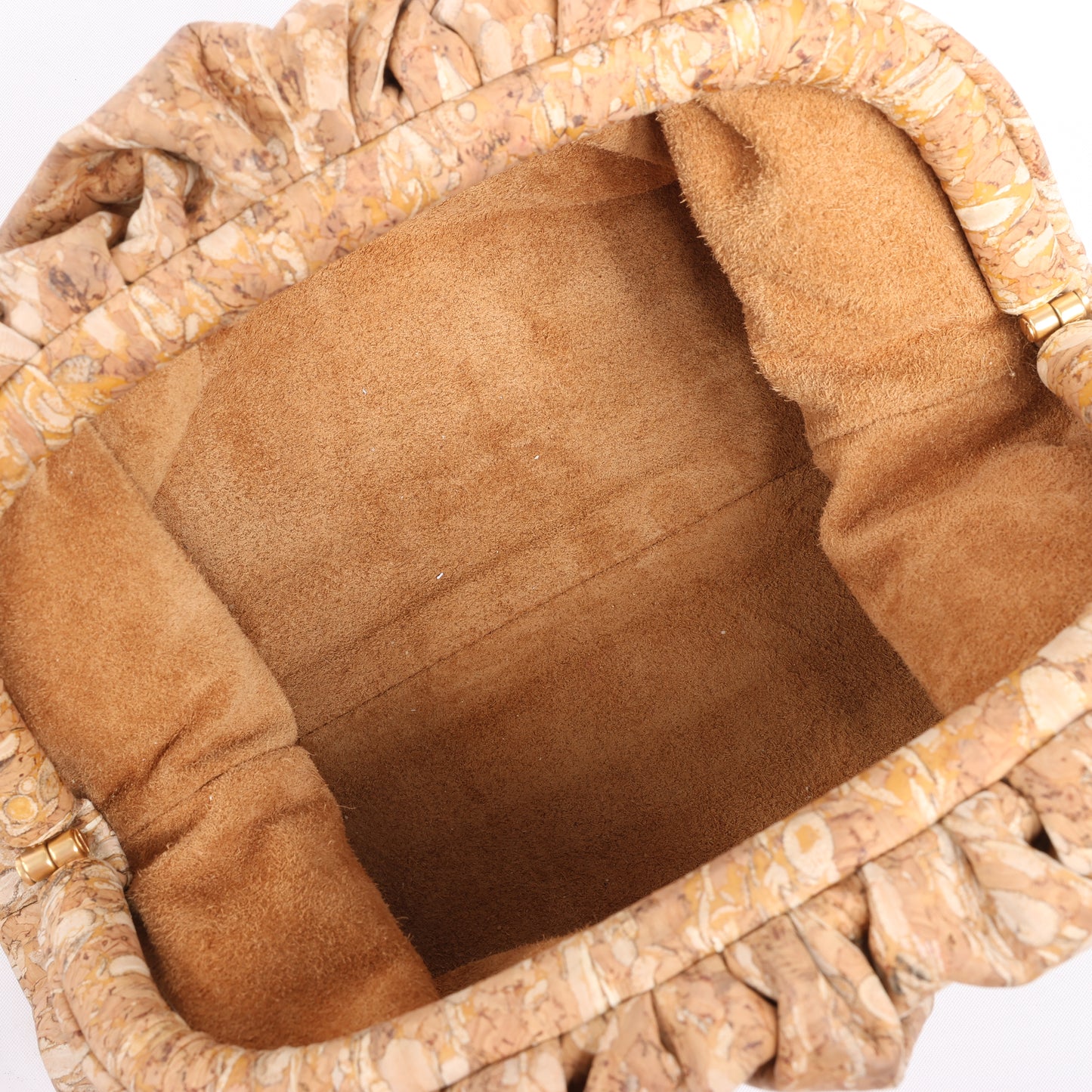 Bottega Veneta Mini The Pouch 20 Umhängetasche aus Kork in Beige