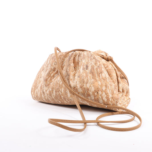 Bottega Veneta Mini The Pouch 20 Umhängetasche aus Kork in Beige