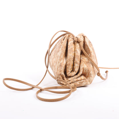 Bottega Veneta Mini The Pouch 20 Umhängetasche aus Kork in Beige
