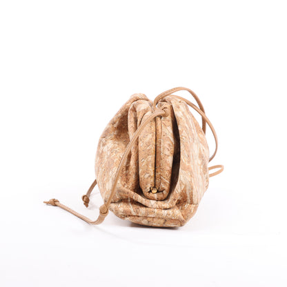 Bottega Veneta Mini The Pouch 20 Umhängetasche aus Kork in Beige