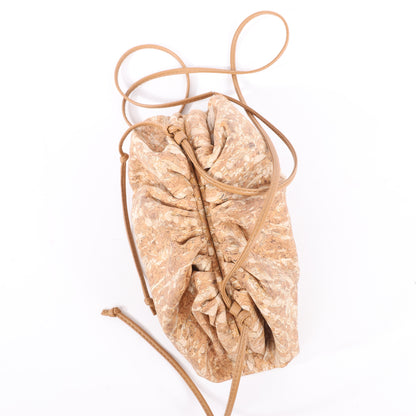 Bottega Veneta Mini The Pouch 20 Umhängetasche aus Kork in Beige