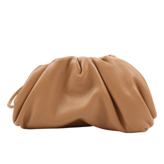 Bottega Veneta – Micro The Pouch – Umhängetasche aus Leder in Mandel