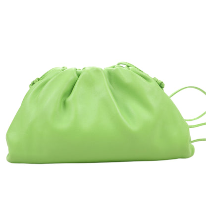 Bottega Veneta – Mini-Umhängetasche „The Pouch“ aus Leder in Säuregrün