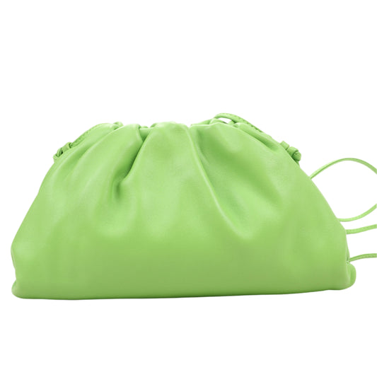 Bottega Veneta – Mini-Umhängetasche „The Pouch“ aus Leder in Säuregrün