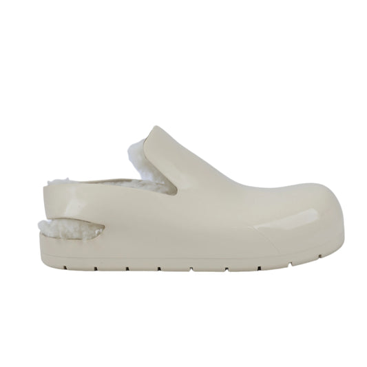 Bottega Veneta – Puddle Shearling Cozy – Niedrige Schuhe aus mattem Gummi in Elfenbein