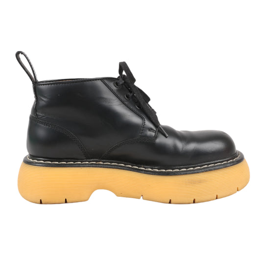 Bottega Veneta The Bounce Kurze Lederstiefel in Schwarz x Senfgelb, Größe 39 EU