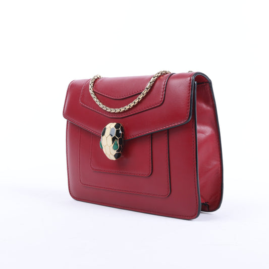BVLGARI Serpenti Forever Schultertasche aus rotem Leder mit Kettenriemen