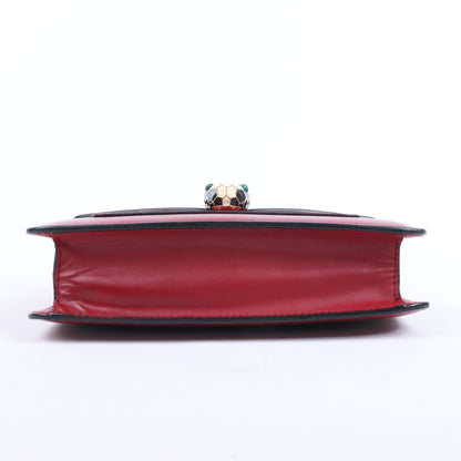 BVLGARI Serpenti Forever Schultertasche aus rotem Leder mit Kettenriemen