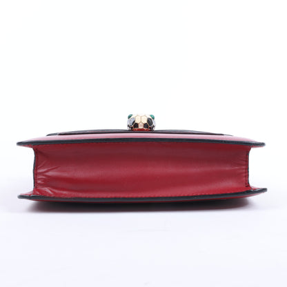 BVLGARI Serpenti Forever Schultertasche aus rotem Leder mit Kettenriemen