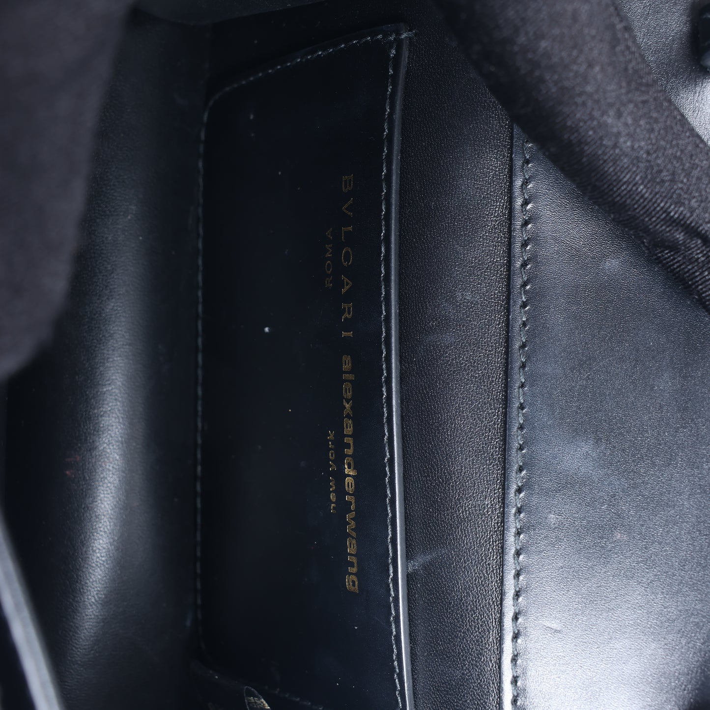 Bvlgari × Alexander Wang Serpenti Lederhandtasche in Schwarz