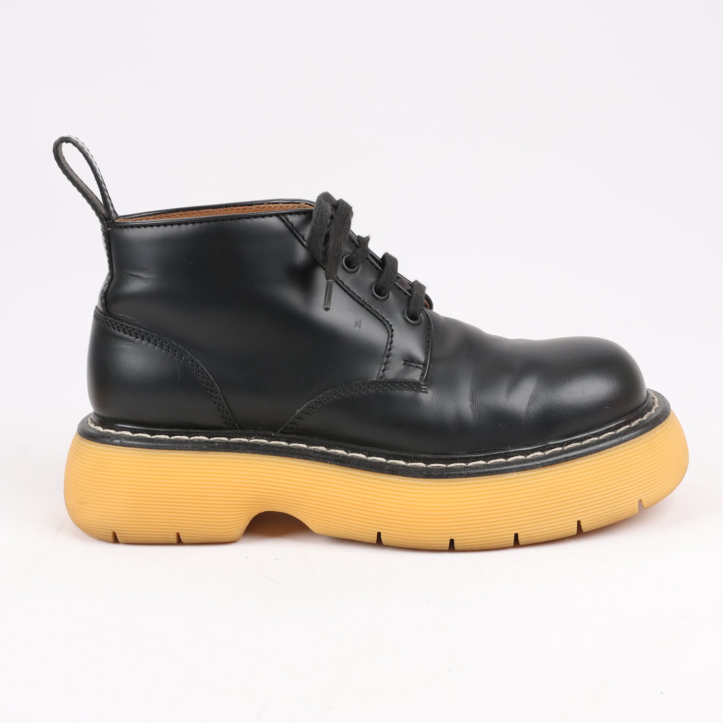 Bottega Veneta The Bounce Kurze Lederstiefel in Schwarz x Senfgelb, Größe 39 EU