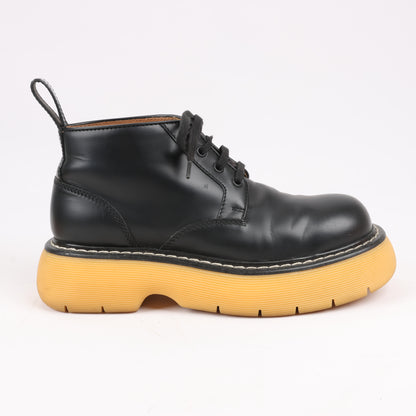 Bottega Veneta The Bounce Kurze Lederstiefel in Schwarz x Senfgelb, Größe 39 EU