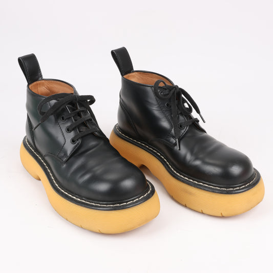 Bottega Veneta The Bounce Kurze Lederstiefel in Schwarz x Senfgelb, Größe 39 EU