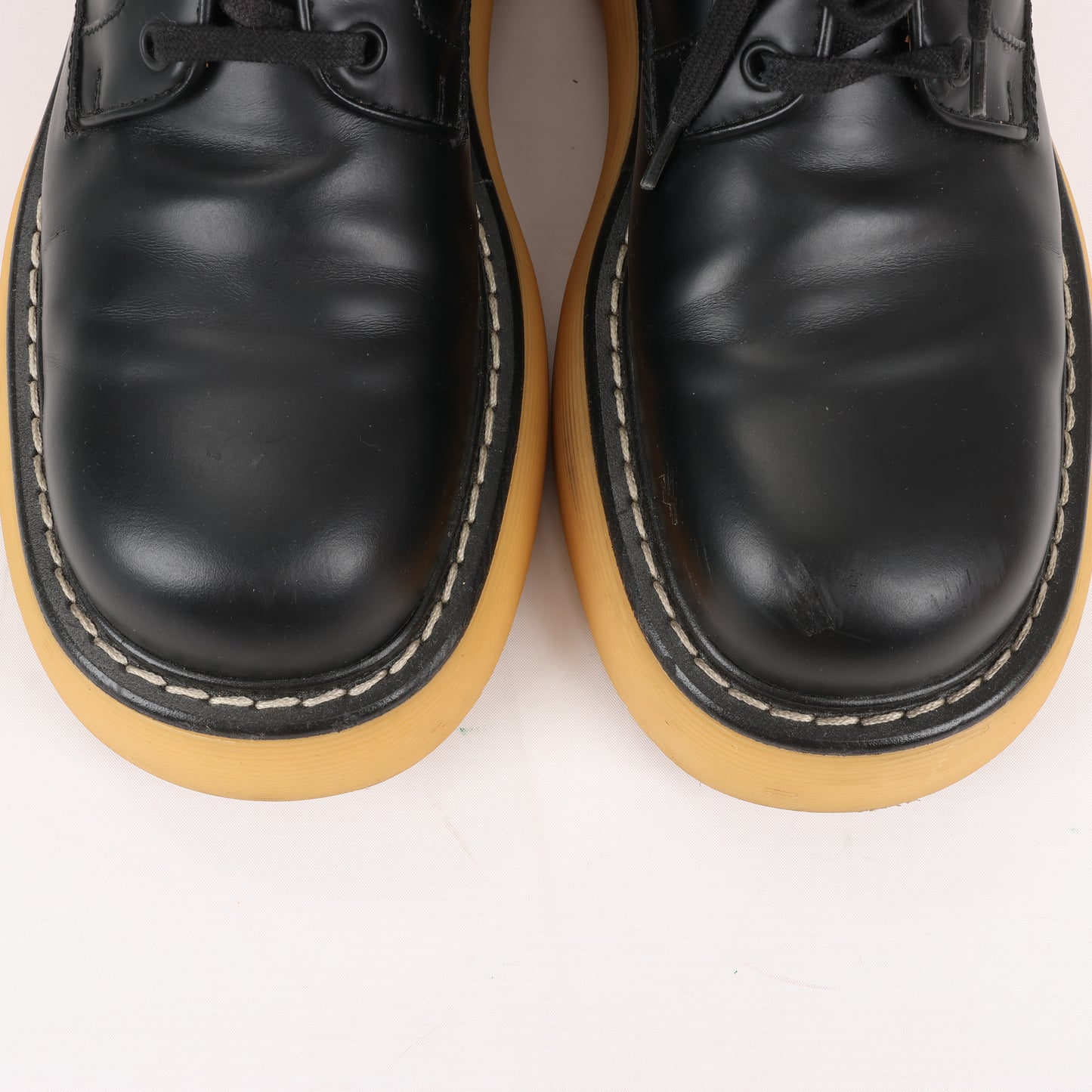 Bottega Veneta The Bounce Kurze Lederstiefel in Schwarz x Senfgelb, Größe 39 EU