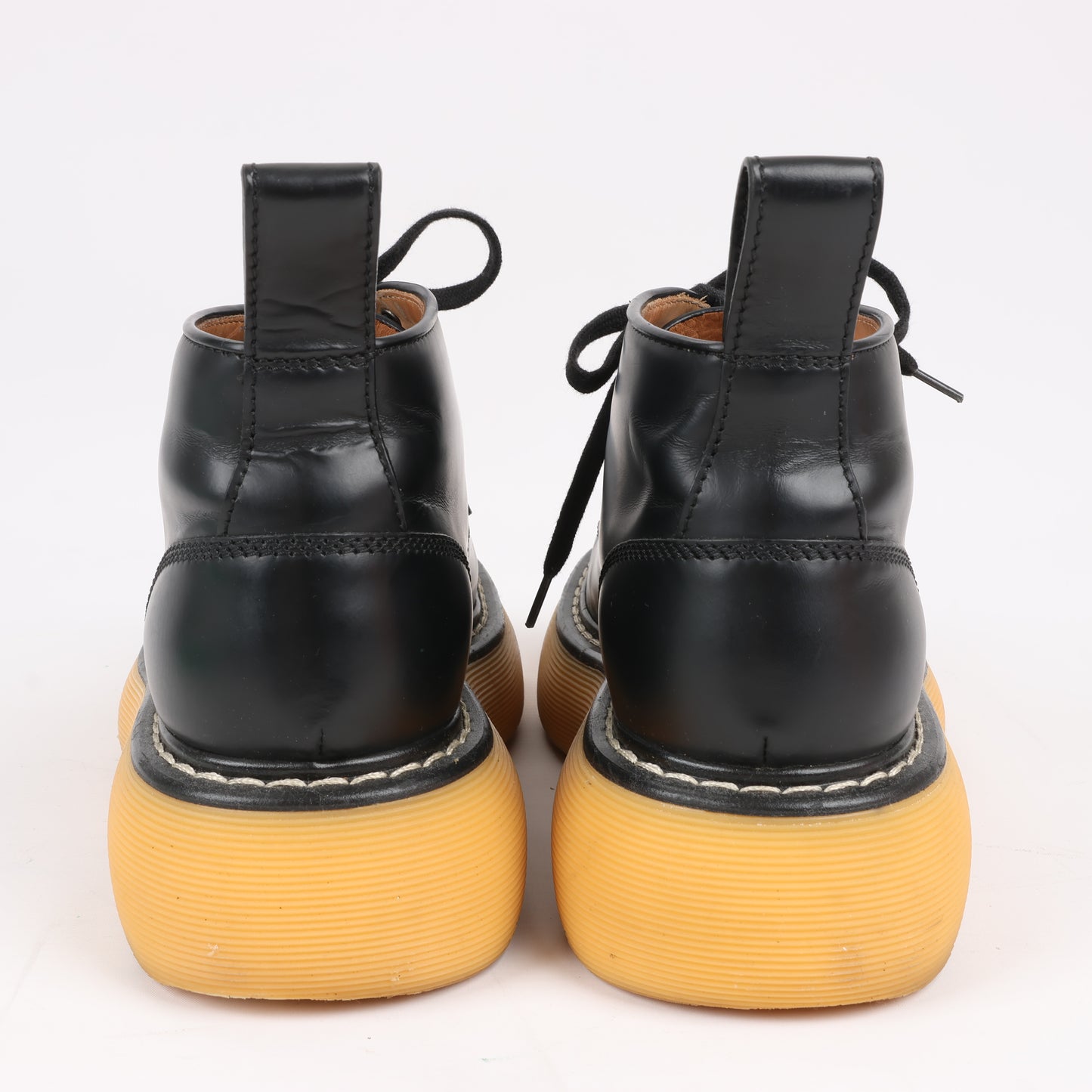 Bottega Veneta The Bounce Kurze Lederstiefel in Schwarz x Senfgelb, Größe 39 EU