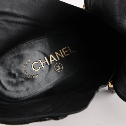 CHANEL Coco Mark Kurze Stiefel aus Matelassé-Leder und Lack in Schwarz G33028, Größe 38 EU