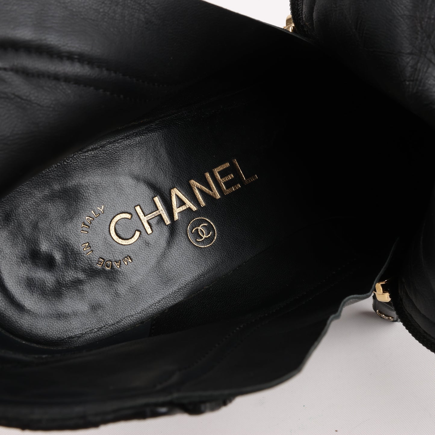 CHANEL Coco Mark Kurze Stiefel aus Matelassé-Leder und Lack in Schwarz G33028, Größe 38 EU