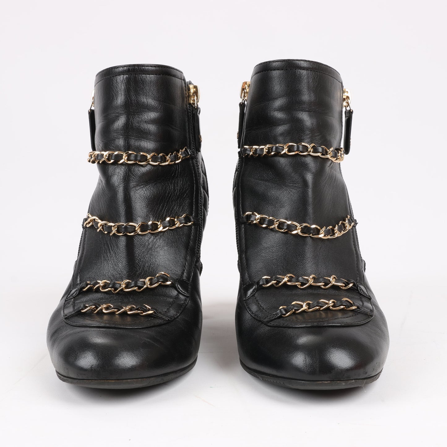 CHANEL Coco Mark Kurze Stiefel aus Matelassé-Leder und Lack in Schwarz G33028, Größe 38 EU