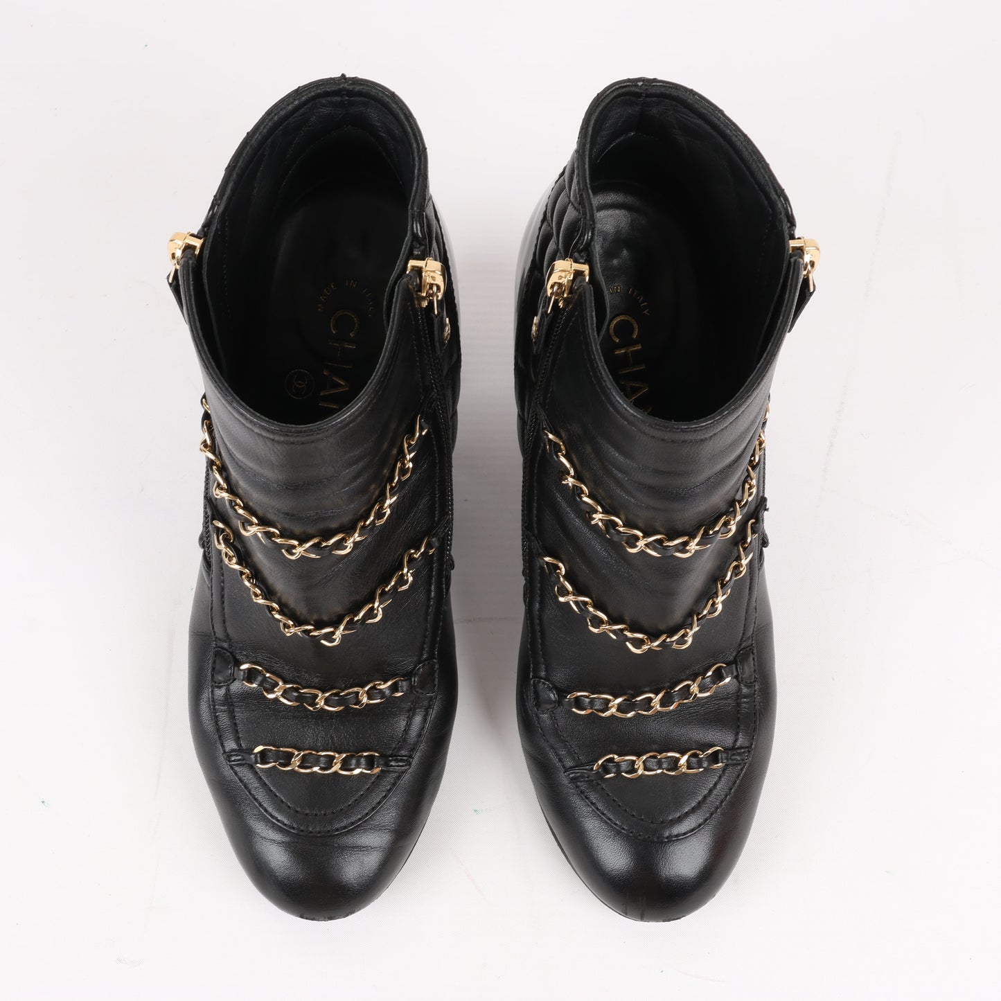 CHANEL Coco Mark Kurze Stiefel aus Matelassé-Leder und Lack in Schwarz G33028, Größe 38 EU