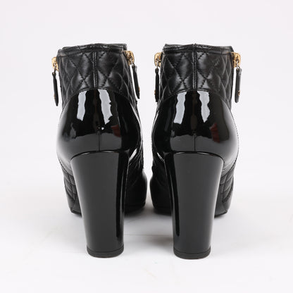CHANEL Coco Mark Kurze Stiefel aus Matelassé-Leder und Lack in Schwarz G33028, Größe 38 EU