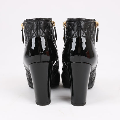 CHANEL Coco Mark Kurze Stiefel aus Matelassé-Leder und Lack in Schwarz G33028, Größe 38 EU