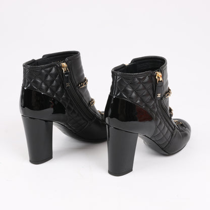 CHANEL Coco Mark Kurze Stiefel aus Matelassé-Leder und Lack in Schwarz G33028, Größe 38 EU