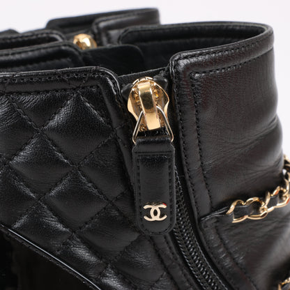 CHANEL Coco Mark Kurze Stiefel aus Matelassé-Leder und Lack in Schwarz G33028, Größe 38 EU