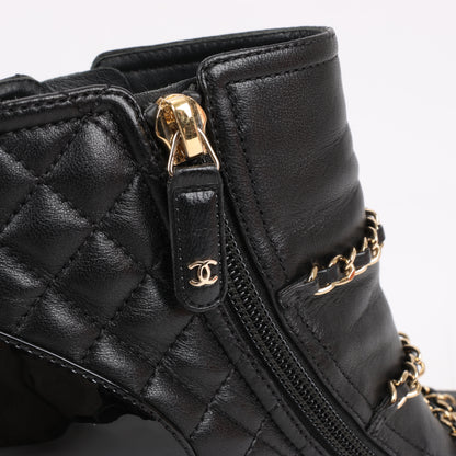 CHANEL Coco Mark Kurze Stiefel aus Matelassé-Leder und Lack in Schwarz G33028, Größe 38 EU