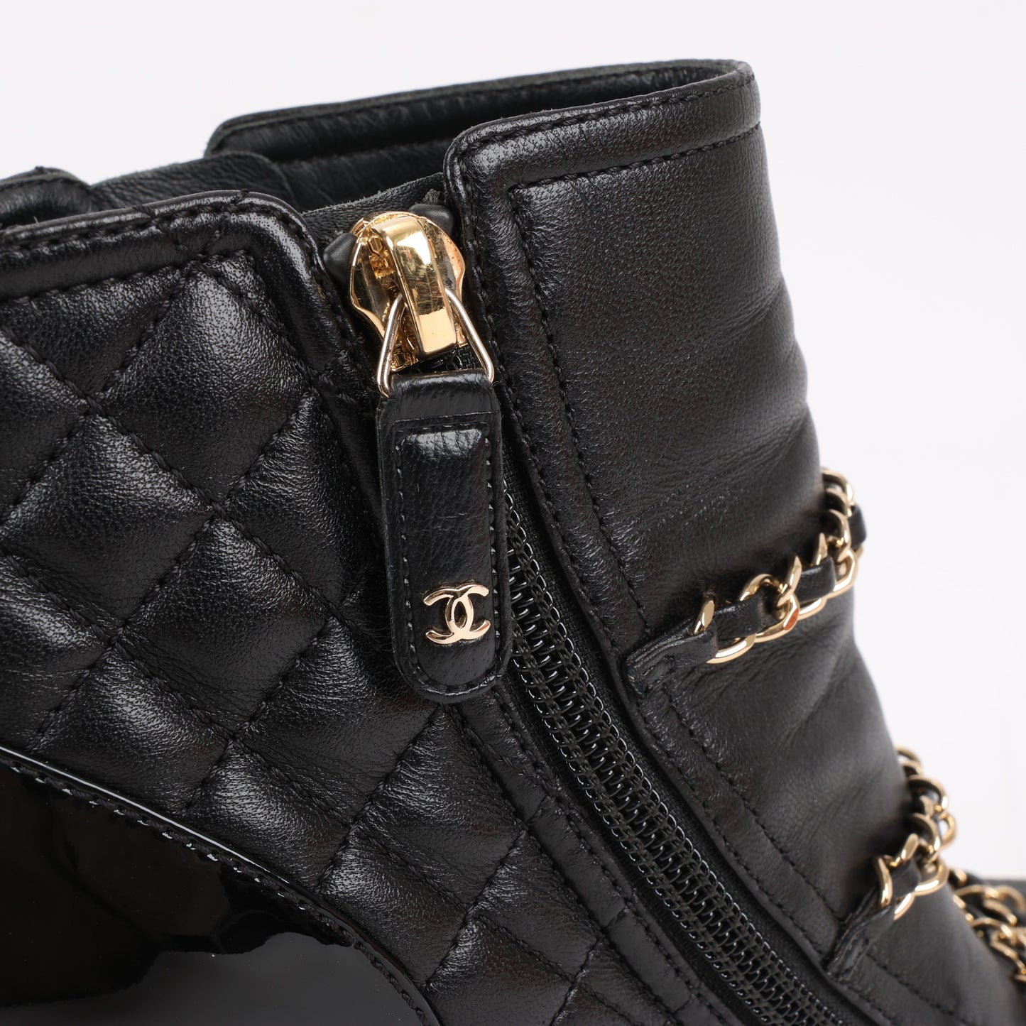 CHANEL Coco Mark Kurze Stiefel aus Matelassé-Leder und Lack in Schwarz G33028, Größe 38 EU