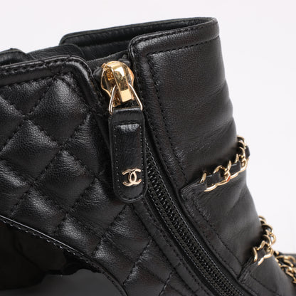 CHANEL Coco Mark Kurze Stiefel aus Matelassé-Leder und Lack in Schwarz G33028, Größe 38 EU