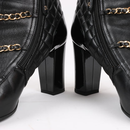 CHANEL Coco Mark Kurze Stiefel aus Matelassé-Leder und Lack in Schwarz G33028, Größe 38 EU