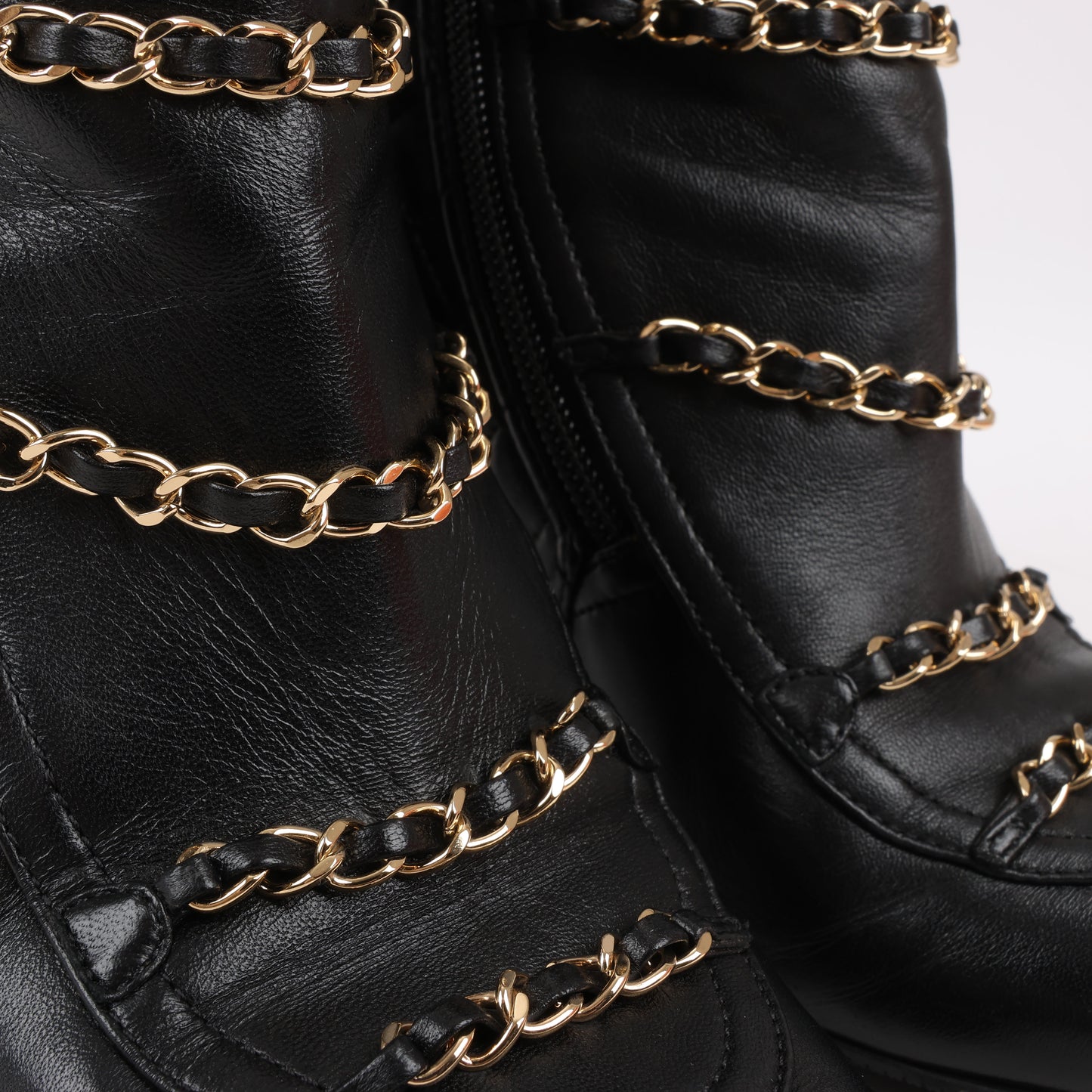 CHANEL Coco Mark Kurze Stiefel aus Matelassé-Leder und Lack in Schwarz G33028, Größe 38 EU