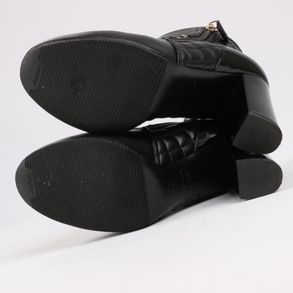 CHANEL Coco Mark Kurze Stiefel aus Matelassé-Leder und Lack in Schwarz G33028, Größe 38 EU